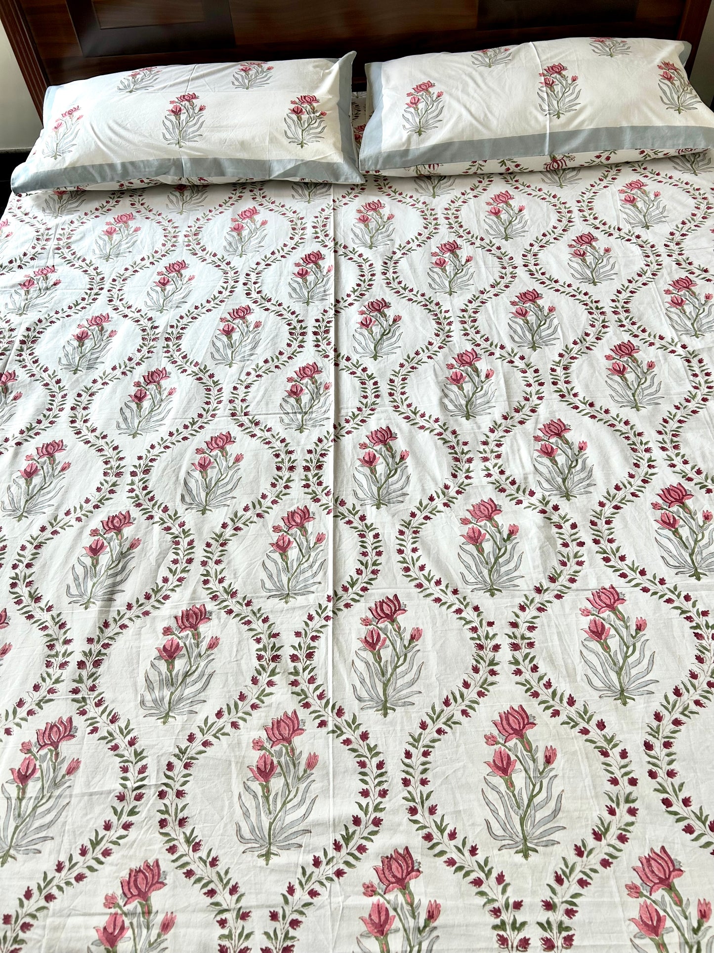Aarvi Block Printed White Cotton Bedsheet(90x108)