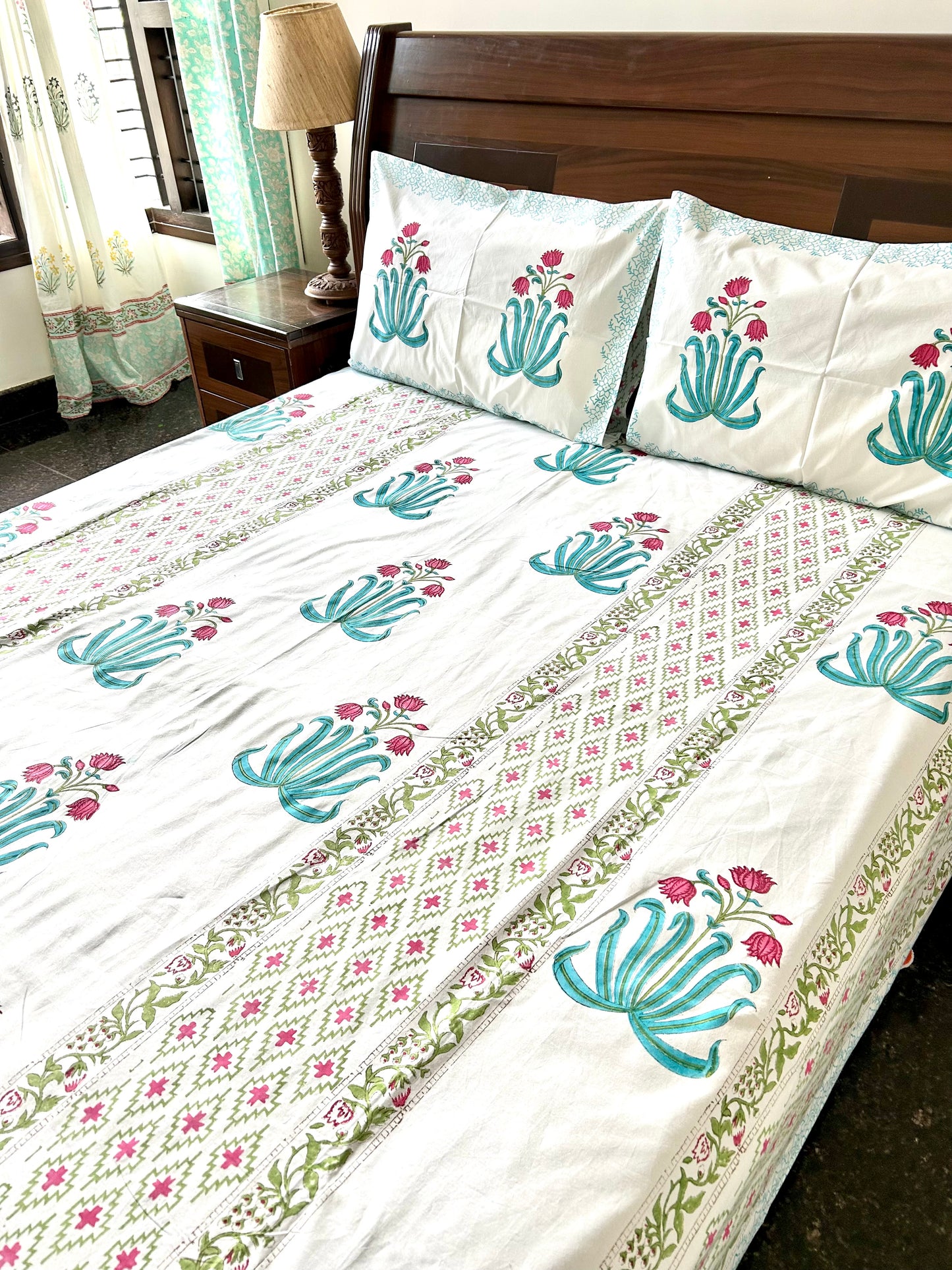 Ranya Block Printed White Cotton Bedsheet(90x108)