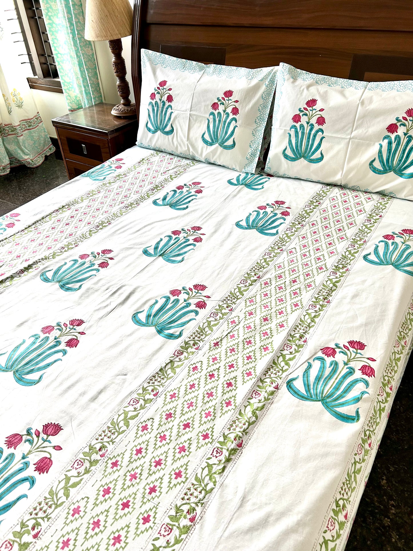 Ranya Block Printed White Cotton Bedsheet(90x108)