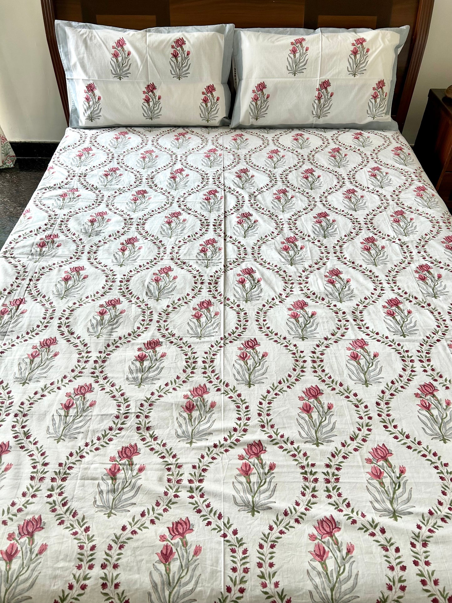 Aarvi Block Printed White Cotton Bedsheet(90x108)