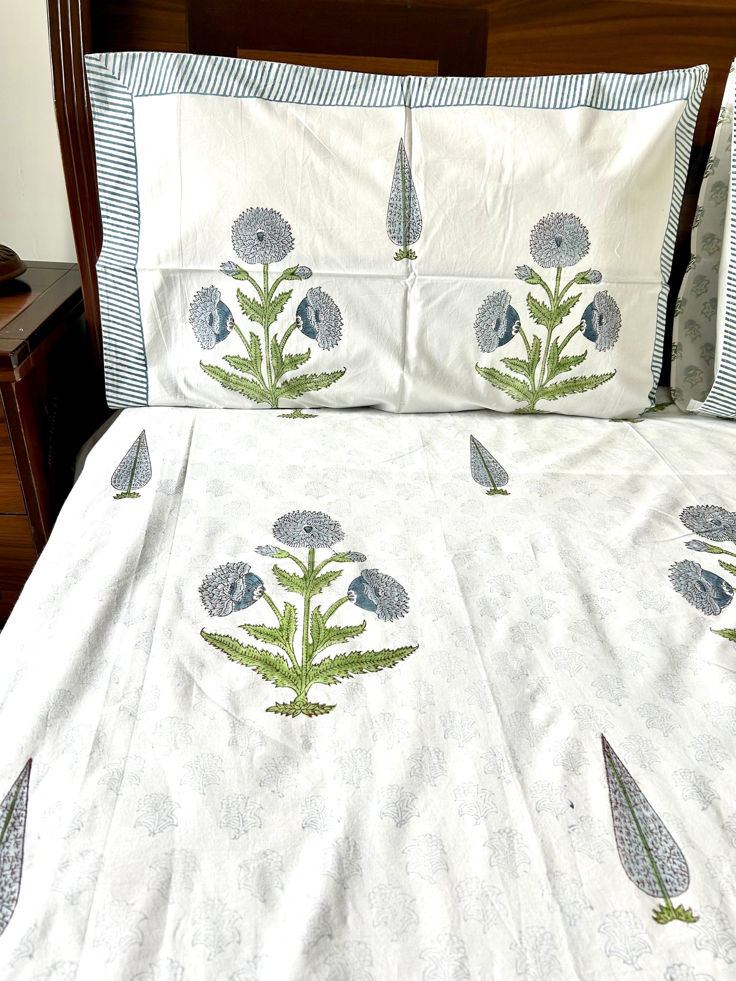 Shiya Block Printed White Cotton Bedsheet(90x108)