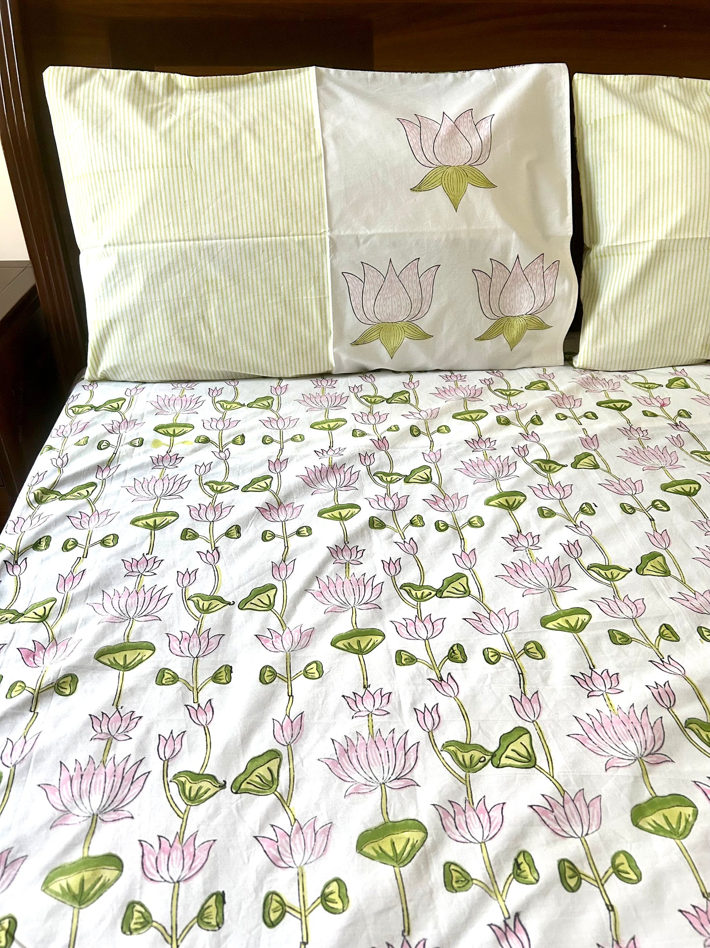 Srinika Block Printed White Cotton Bedsheet(90x108)